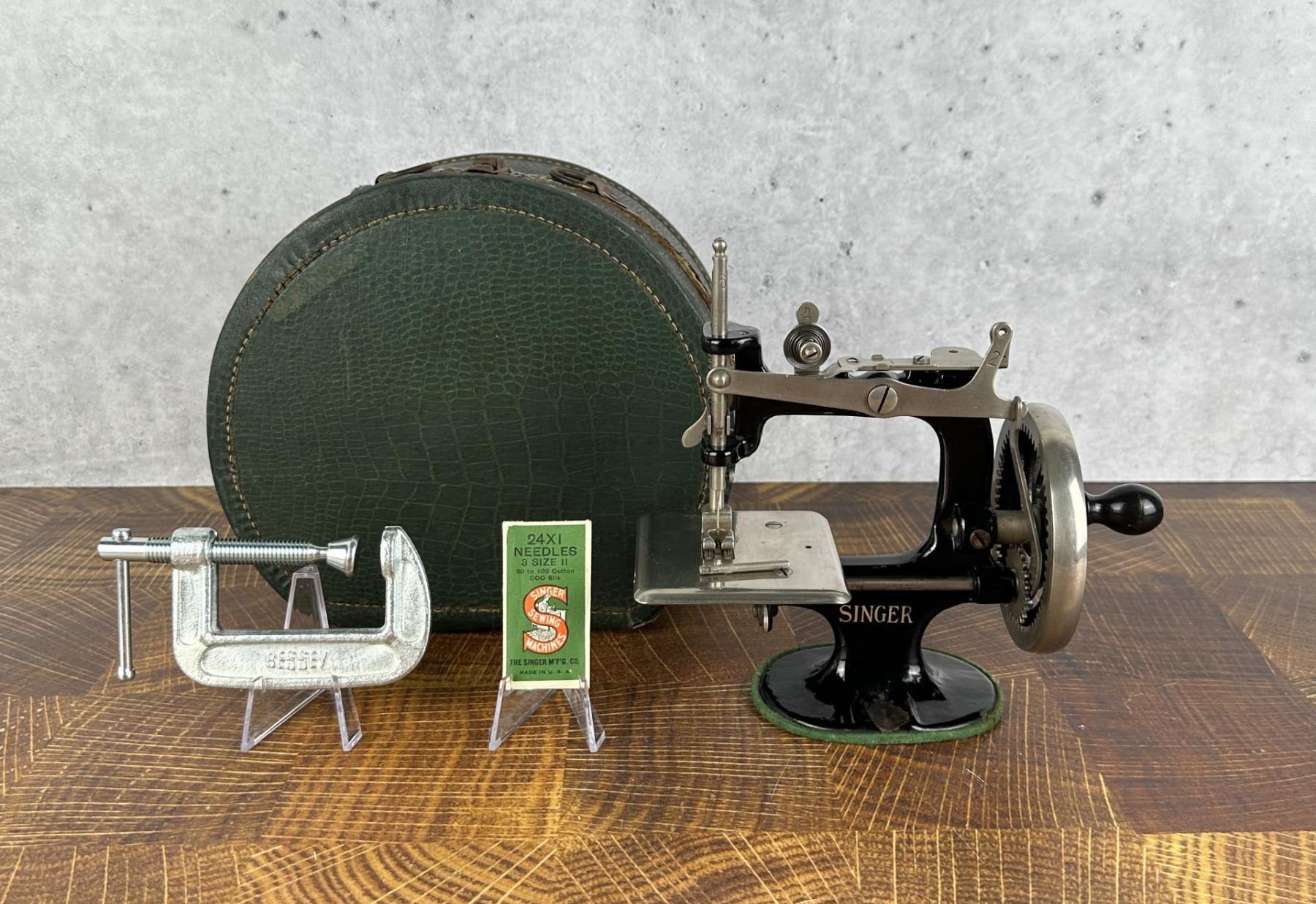 Antique Singer #20 Toy Sewing Machine
