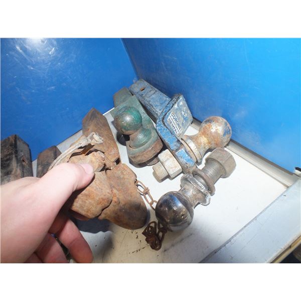 2 Receiver Hitches & 1 Pinitol Hitch