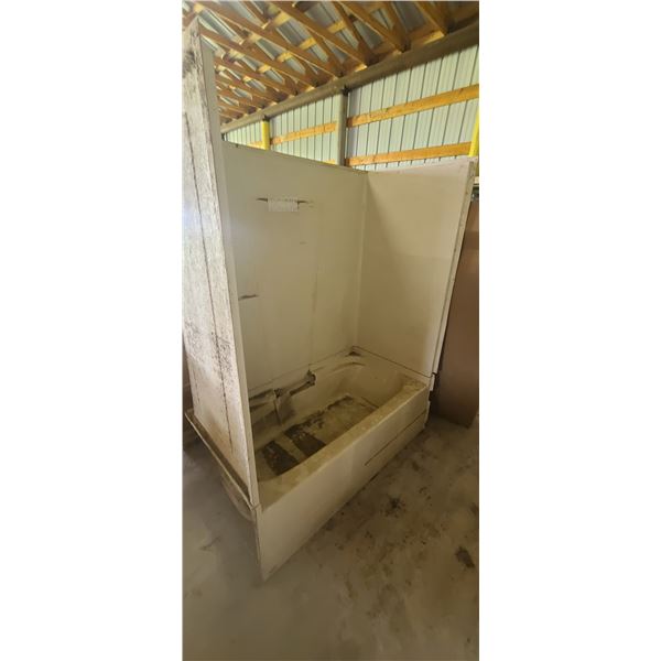 TUB AND SURROUND MARKED DAMAGED LOOKS MINOR REPAIRABLE
