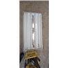 Image 1 : FLORESCENT LIGHT FIXTURE