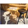 Image 1 : Stools, table tray, table A