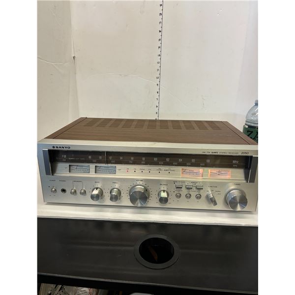 Sanyo 2050 Stereo Receiver - Working