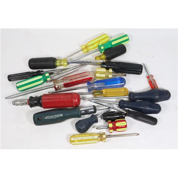 BAG OF ASSORTED SCREWDRIVERS