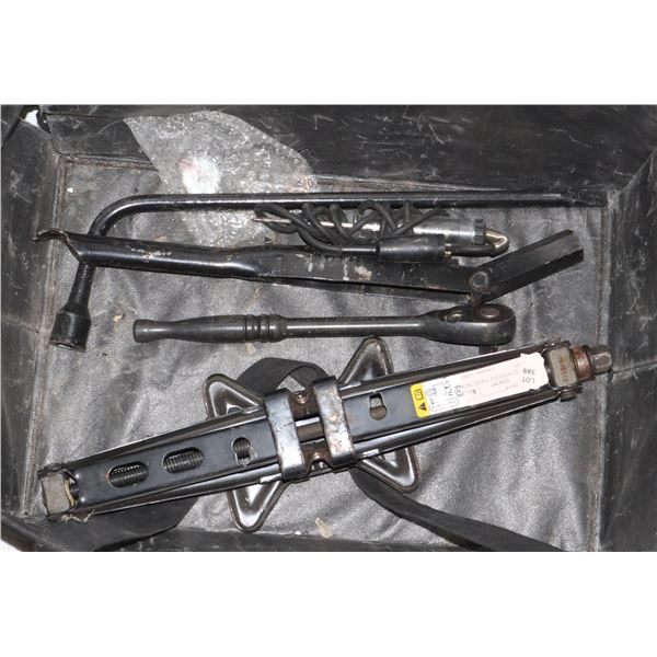 BAG OF AUTOMOTIVE TOOLS, JACK, RATCHET