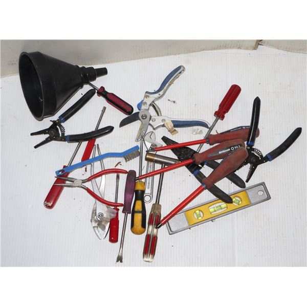 BOX OF ASSORTED HAND TOOLS, SCREWDRIVERS,