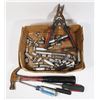 Image 1 : FLAT OF ASSORTED HAND TOOLS, SNIPS, HAMMER,