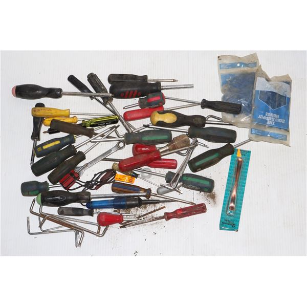 LARGE FLAT OF MOSTLY SCREWDRIVERS