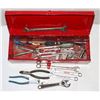 Image 1 : 19" RED METAL TOOL BOX WITH CONTENTS