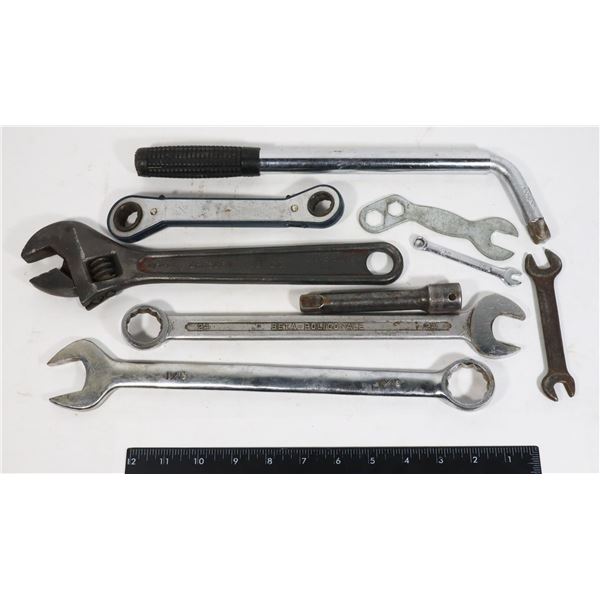 FLAT OF AUTOMOTIVE TOOLS INCLUDING CRECENT