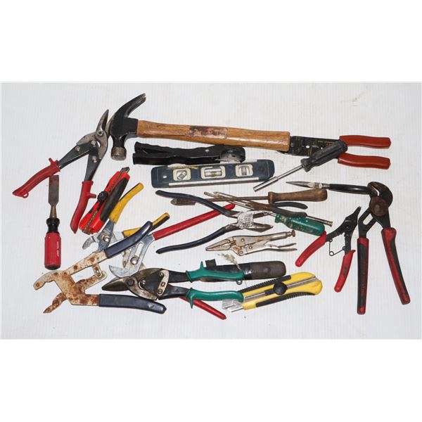 FLAT OF ASSORTED HAND TOOLS, SCREWDRIVERS,