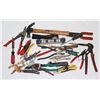 Image 1 : FLAT OF ASSORTED HAND TOOLS, SCREWDRIVERS,