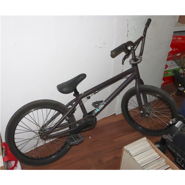 GT BMX BICYCLE, LOOKS TO BE TEEN TO ADULT SIZE