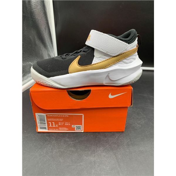 Nike Team Hustle D 10, Black Metallic Gold-White Kids Runners (11c)