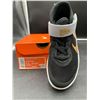 Image 2 : Nike Team Hustle D 10, Black Metallic Gold-White Kids Runners (11c)