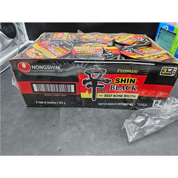 Nongshim Premium Shin Black with Beef Bone Broth (6 x 101g)