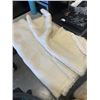 Image 2 : QUEEN SIZE BLANKET