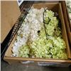 Image 2 : 3 TRAYS OF NEW ARTIFICAL DECOR FLOWERS AND BOUQUETS
