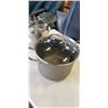 Image 2 : PRESSURE COOKER WITH COOKING POT AND LID