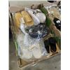 Image 2 : TWO TRAYS OF NEW SANDLES