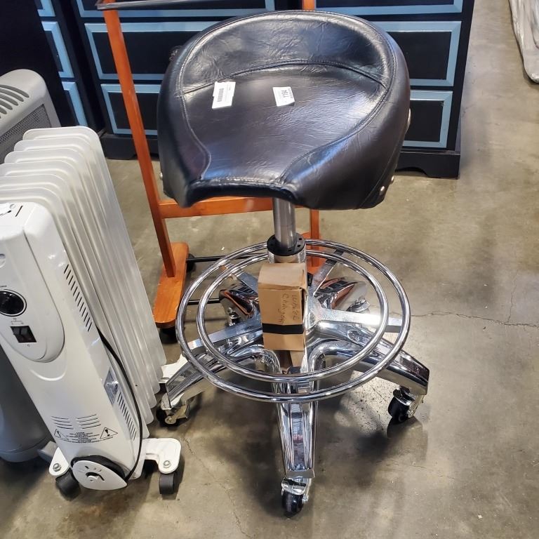 ROLLING MOTORCYCLE SADDLE STOOL