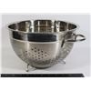 Image 1 : 11" DIAMETER STAINLESS STEEL COLANDER
