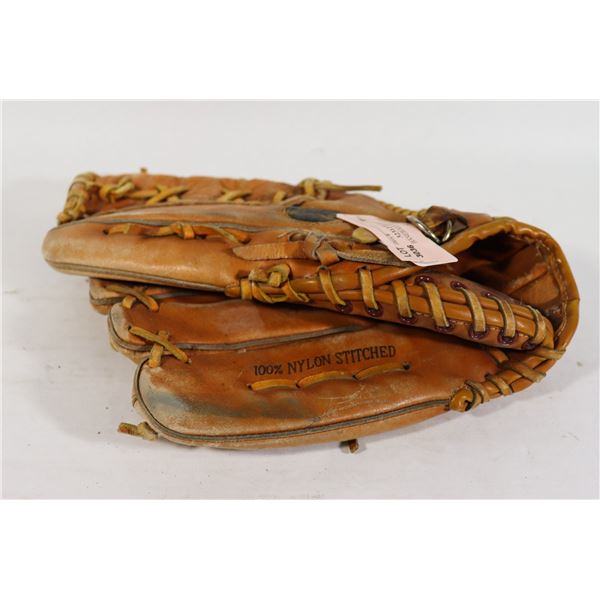 LEATHER BASEBALL GLOVE