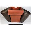 Image 1 : 6 ASSORTED FLOWER POTS