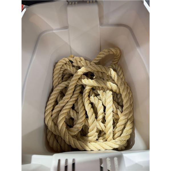 Tote with lid and rope