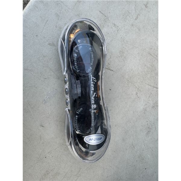 Swimming goggles