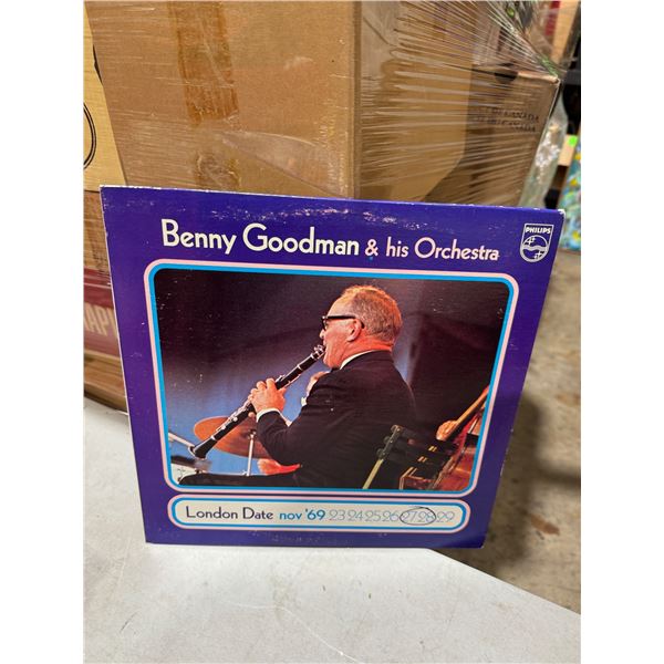 Benny Goodman and his orchestra record