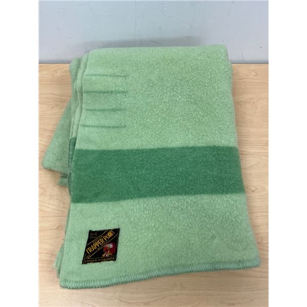 Green Eaton's Trapper 4 Pt. Wool Blanket - nice overall - approx: 76x60"