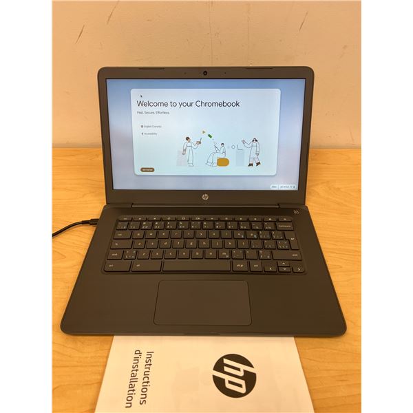HP Chromebook & Adaptor as pictured - powers up, not tested - see all photos (no guarantees)
