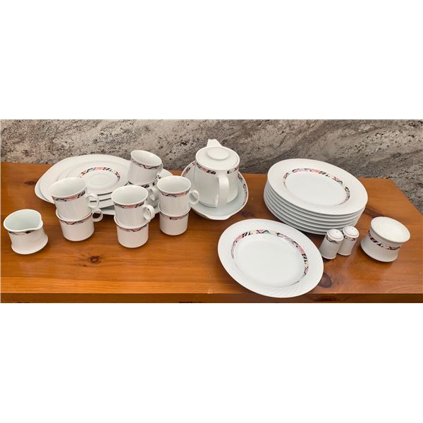 Lynn's Fine China Set of 8