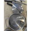 Image 8 : Stainless Steel Bowls, Blender, Pyrex Glass Measuring Cup, Loaf