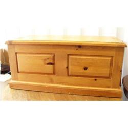 Pine blanket box (214)