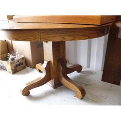 Round oak table (214)