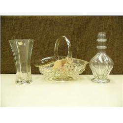 4 liqueur decanter, bride's basket and vase (214)