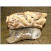 Image 3 : Fossilized ivory whale scene mounted on fossilized whale bone - 5 whales (2)