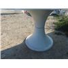 Image 3 : Table 27'' Tall x 46'' Across
