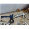 Image 8 : Levels, Caulking Gun, Tape Measure, Hole Saw, Drill Chuck, Heat Gun, Plus