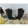 Image 4 : 2 Leather Mocassins , Cowboy Boots 