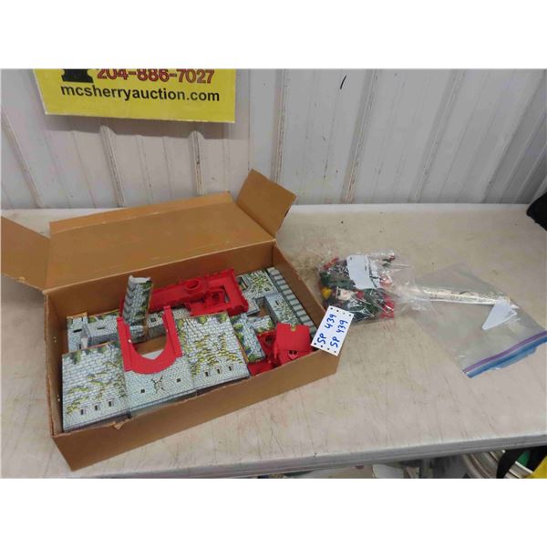 Robin Play Structure Metal Fort with Bag of Figurines 
