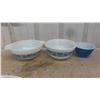 Image 2 : 9 Pieces of Pyrex Including Mixing Bowls, Pie Plate, 2 Pieces of Fire