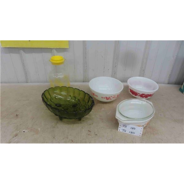 Pyrex: 2 Mixing Bowls, Casserole Dish with Lid , Juice Container,