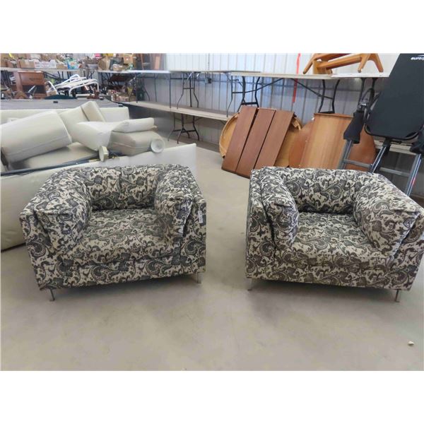 2 Matching Living Room Comfy Chairs 