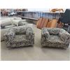 Image 1 : 2 Matching Living Room Comfy Chairs 