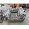 Image 6 : 2 Matching Living Room Comfy Chairs 