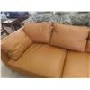 Image 4 : Leather/Leather-Style Couch