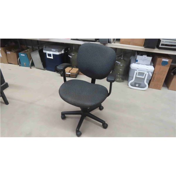 Office Chair with Swivel/Wheels 