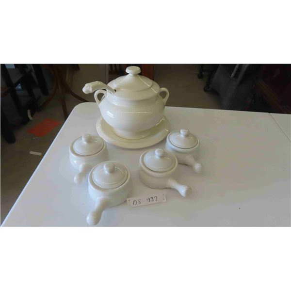 Soup Turrine with Ladle, Serving Plate, 4 Bowls with Lids 